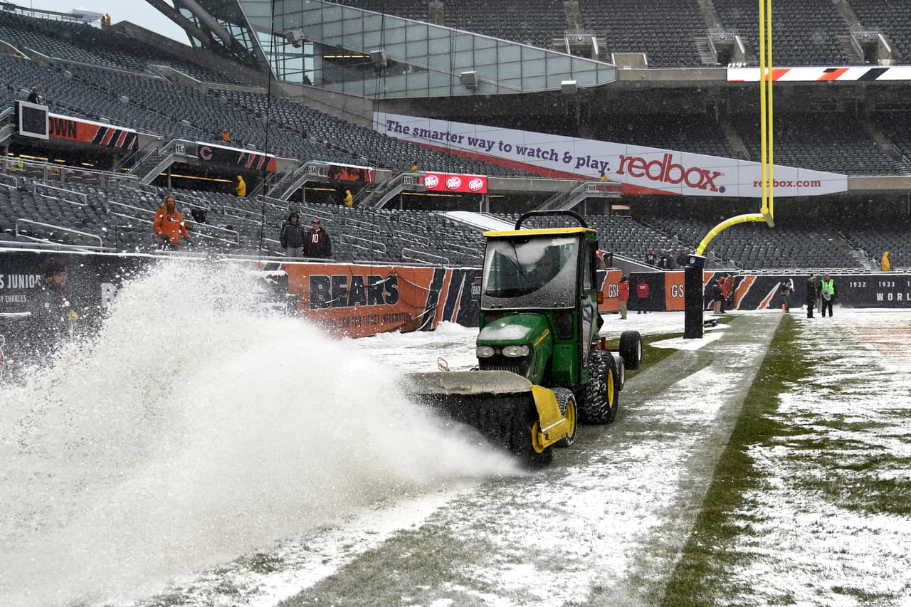El el estadio Soldier Field de Chicago, la nieve tuvo que ser retirada con maquinaria antes del juego entre los Chicago Bears y los Cleveland Browns.