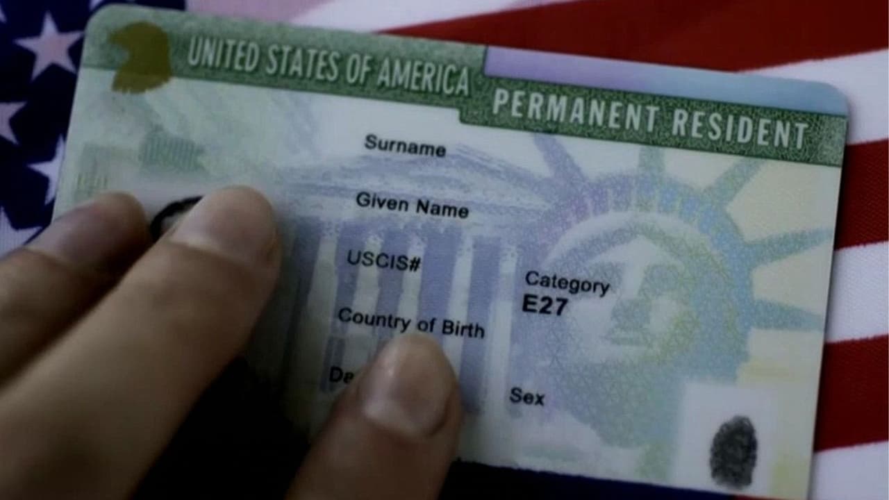 ¿Podrían nuevas reglas migratorias limitar el acceso de extranjeros a la Green Card? Abogado explica