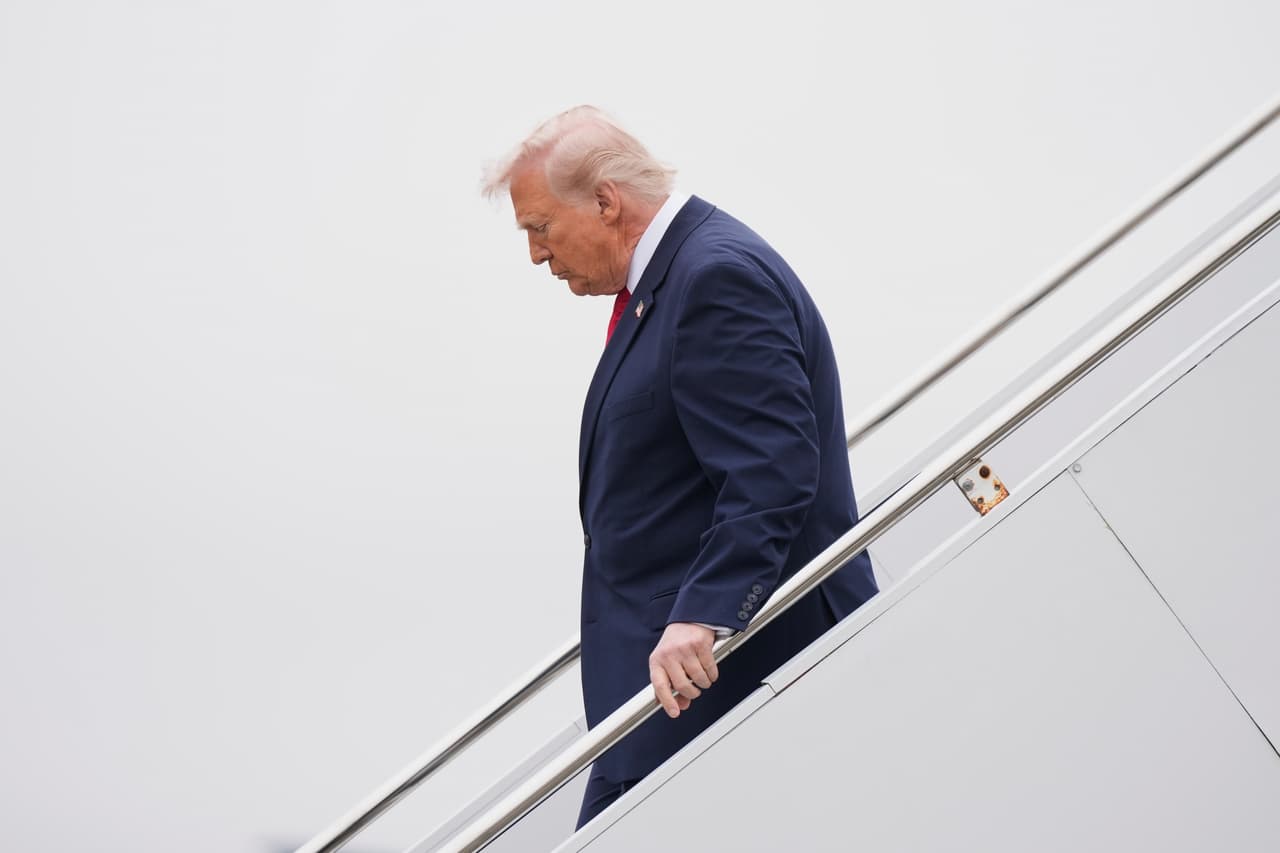 El presidente Donald Trump se baja del Air Force One en la Base Aérea Dover en Delaware el 7 de marzo del 2026.