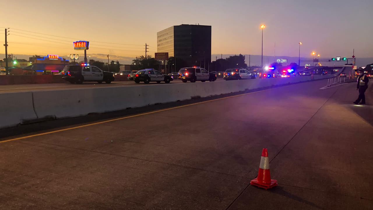 La investigación está activa y continuará cerrado este tramo a la altura de West Rd por las próximas horas, indican las autoridades.
<br>