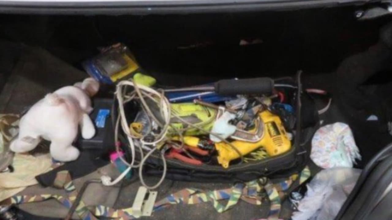 Encuentran 50,800 pastillas de fentanilo escondidas en la caja de herramienta de un vehículo.