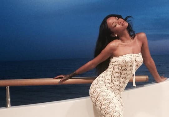 Uno de los casos de violencia domestica que dio la vuelta al mundo fue el de Rihanna, cuando en 2009 después de la ceremonia de Los Grammy, su novio en ese entonces, el cantante Chris Brown la golpeó fuertemente en las calles de Los Ángeles.