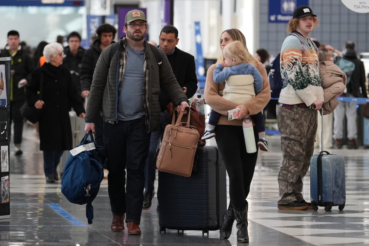 En Chicago, los efectos se han reflejado en los aeropuertos locales: O’Hare reportó 63 cancelaciones y 678 retrasos el viernes, y para el sábado a las 4:30 p.m. ya se habían registrado 48 cancelaciones y más de 545 retrasos.