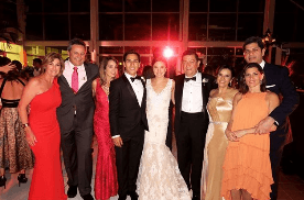 Los novios no dejaron de tomarse fotos y celebrar junto a sus seres queridos en este día tan especial.