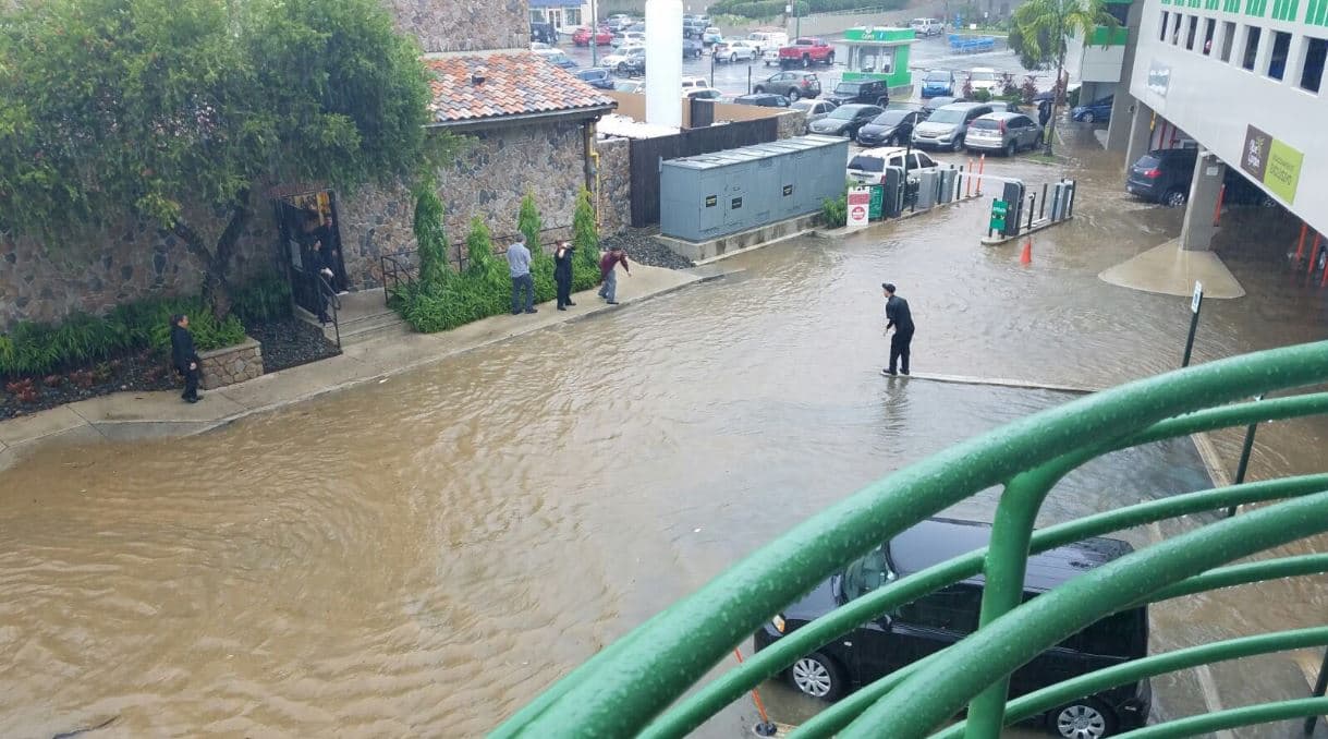 Caos en la zona metro por intensas lluvias y tapones descomunales