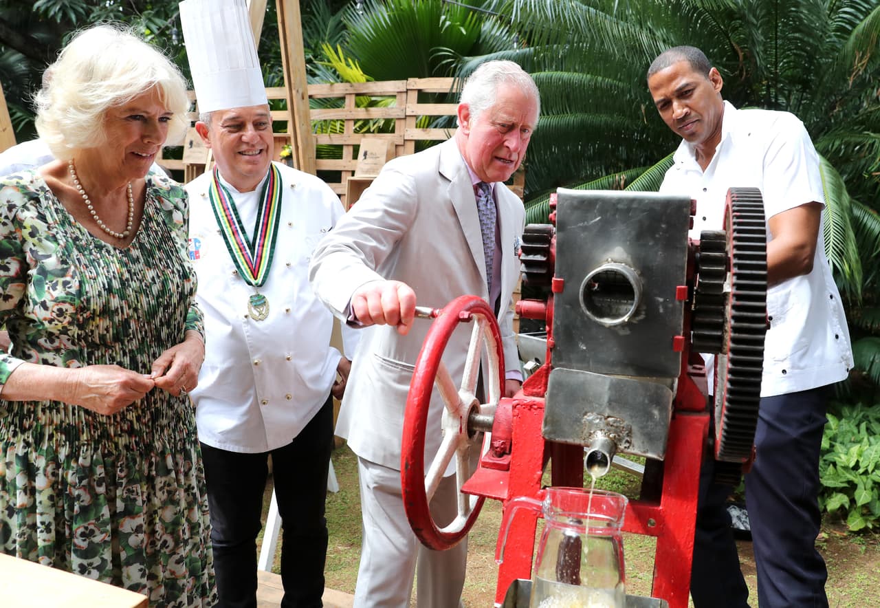 La visita a Cuba formó parte de 
<b><a href="https://www.univision.com/famosos/el-principe-carlos-y-camilla-parker-viven-su-mini-spring-break-en-barbados-y-el-sol-no-los-perdono-fotos">una gira hecha por el príncipe y su esposa</a></b> a varias naciones del Caribe.