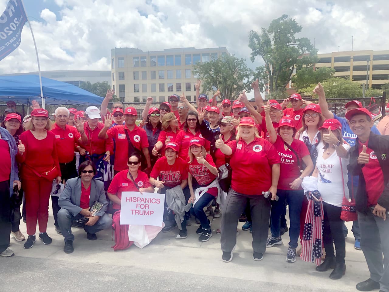 Un grupo de hispanos viajó en autobuses desde Hialeah, Miami, para manifestar su apoyo a Trump por "cuatro años más", como cantaban mientras hacían fila para entrar al recinto del evento.
