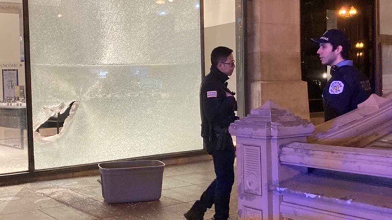 Los sujetos rompieron una ventana para ingresar al área de óptica de la tienda minorista.