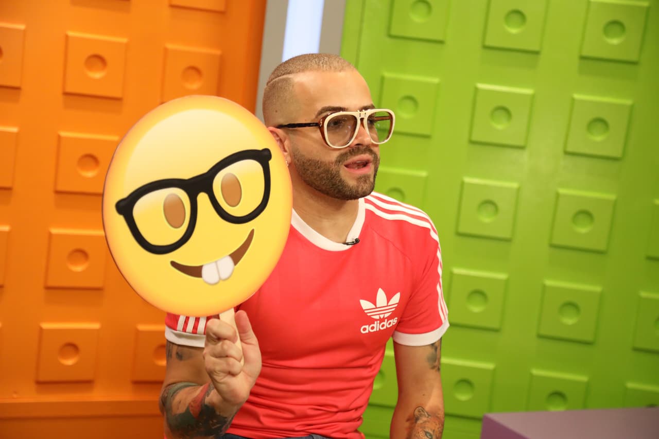 Con sus gafas, Nacho es igualito a esta carita. Bueno, le hacen falta los dientes.