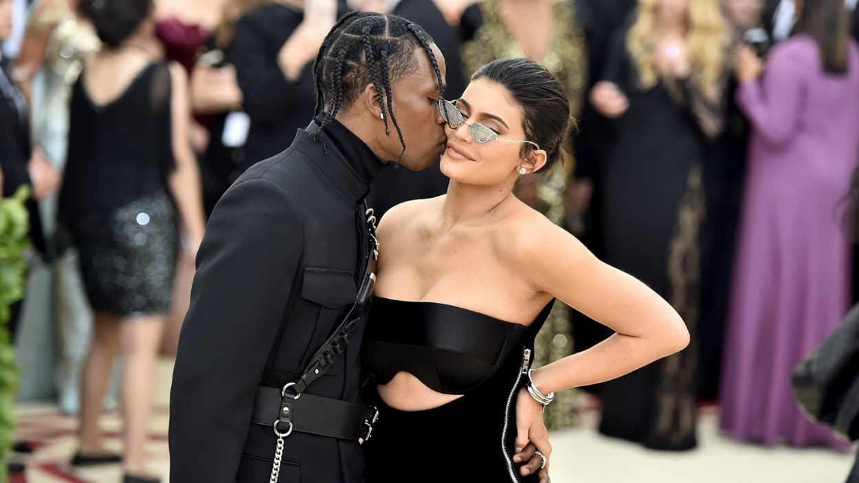Luego, Kylie comenzó a salir con su actual pareja, 
<b>Travis Scott</b>, quien se convertiría en el padre de su hija 
<b><a href="https://www.univision.com/entretenimiento/kylie-jenner-presumio-el-regalo-de-travis-scott-a-su-hija-stormi-y-que-le-costo-25-000-dolares-fotos">Stormi</a></b>
<a href="https://www.univision.com/entretenimiento/kylie-jenner-presumio-el-regalo-de-travis-scott-a-su-hija-stormi-y-que-le-costo-25-000-dolares-fotos">.</a>