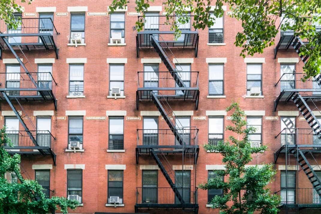 <b>Viviendas de renta controlada y estabilizada</b>
<br>
<br>A grandes rasgos, un apartamento de renta estabilizada no es sujeto a grandes aumentos de alquiler cada año. Los inquilinos que habitan estas viviendas, tienen derecho a seguir renovando su contrato de alquiler.
<br>
<br>Viviendas de renta controlada, por otra parte, suelen gozar de un precio bajo fijo, debido a leyes que fueron implementadas hace décadas. Estas cotizadas viviendas son muy limitadas y generalmente son heredadas a familiares.
<br>
<br>Para saber cuáles unidades son de
<a href="https://rentguidelinesboard.cityofnewyork.us/resources/rent-stabilized-building-lists/"><u>renta estabilizada, visita este sitio</u></a>.
<br>
<br>Para saber más sobre viviendas de
<a href="http://www.metcouncilonhousing.org/help-answers/"><u>renta controlada, dale clic aquí</u></a>.