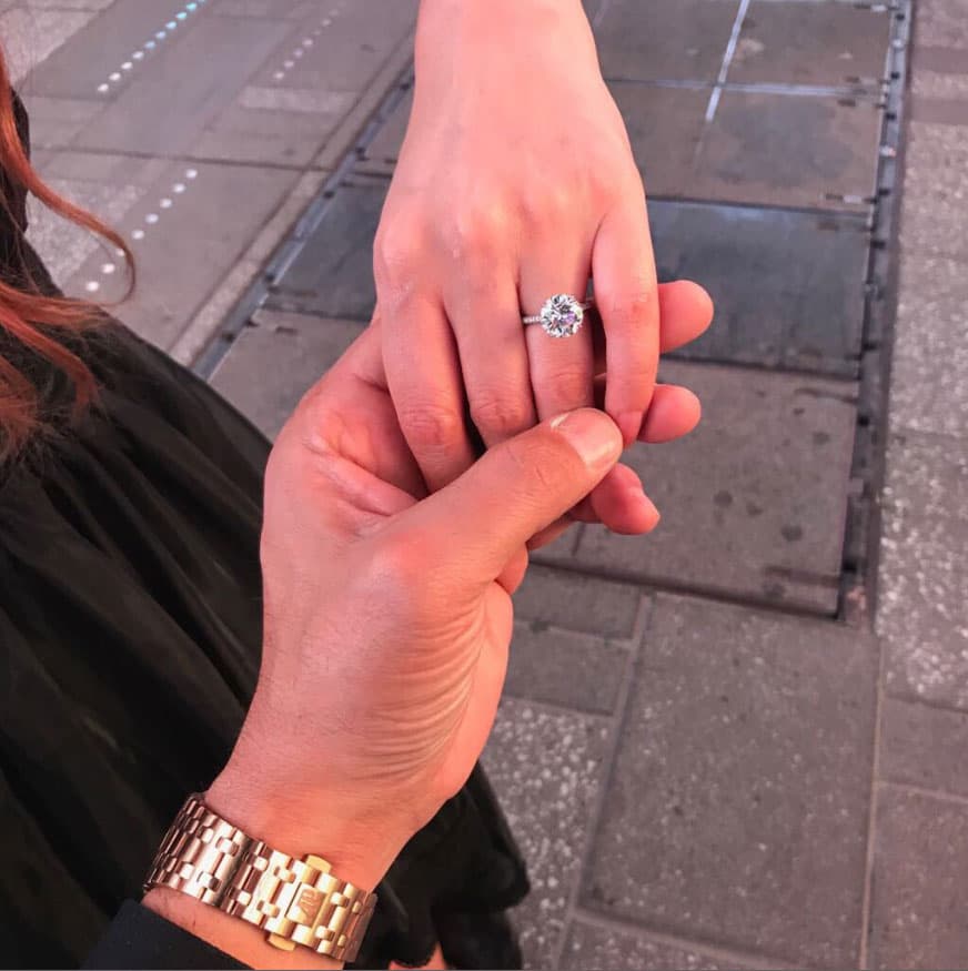 "Te encontré en el lugar menos esperado sin buscarte! Cuando tú llegaste a mi vida entendí el verdadero significado de la felicidad!!!! Ya no me asusta envejecer por qué será a tu lado. "SI ACEPTO, UNA Y MIL VECES SI!!!! 💍💍💍💍💍Mi amor será un honor ser tu esposa. @george.seely Comparto con ustedes mi emoción de cara al futuro y siempre con Dios por delante", escribió en Instagram hace algunas semanas.