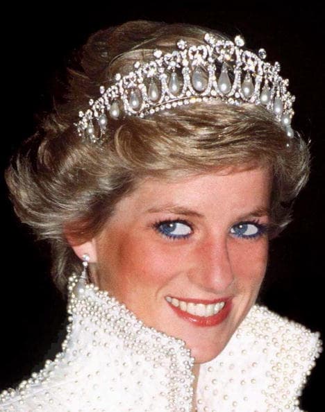 Esta tiara perteneció a Lady 
<b><a href="https://www.univision.com/entretenimiento/realeza/la-tiara-de-lady-di-y-los-otros-tesoros-reales-que-se-ha-puesto-kate-middleton-fotos">Diana</a></b>, madre del príncipe William, y está hecha de diamantes y perlas.