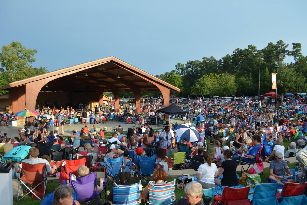 <b>Evento</b>: Independence Day Celebration
<br>
<b>Fecha</b>: 3 de julio 
<br>
<b>Lugar</b>: 3150 Old Alabama Road. Johns Creek, GA.
<br>
<b>Sitio web</b>: 
<a href="https://www.johnscreekga.gov/recreationandparks/special-events/independence-day-celebration">https://www.johnscreekga.gov/recreationandparks/special-events/independence-day-celebration</a> 
<br>
<br>Celebra la independencia de Estados Unidos en el Newtown Park con música en vivo, actividades, comida y un excepcional espectáculo de fuegos artificiales.