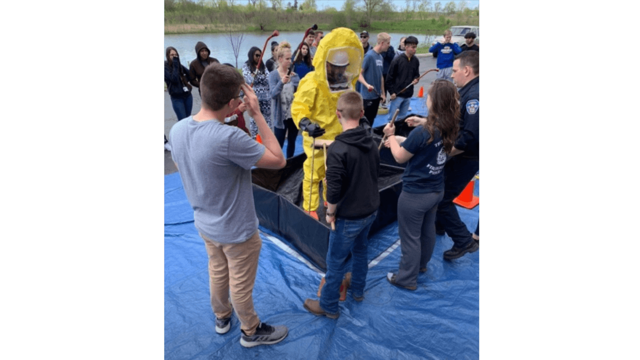 Departamento de Bomberos de Waukegan entrenan a estudiantes de secundaria.