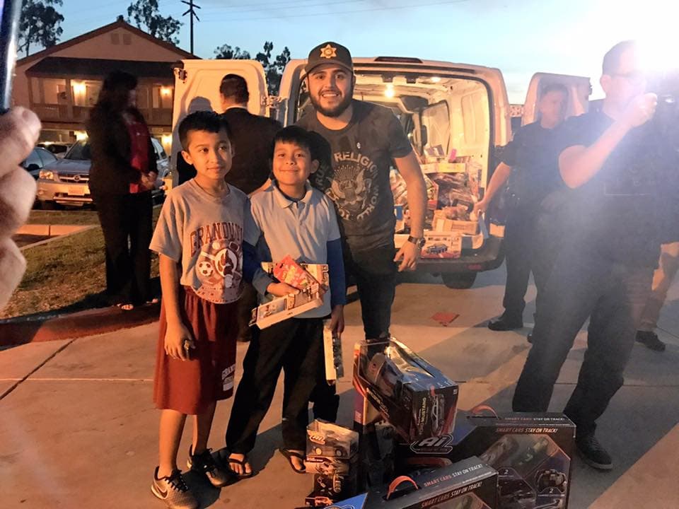Gerardo Ortiz se convirtió en Santa Claus y repartió regalos en California