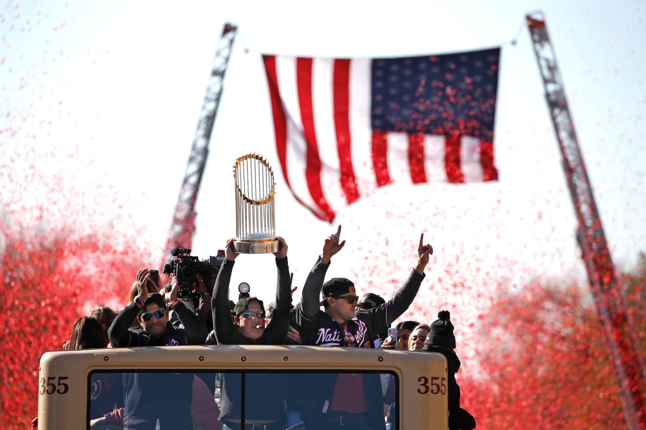 Durante el recorrido, el trofeo fue pasando de mano en mano. El gerente general del equipo, Mike Rizzo, lo sostiene. Los Washington Nationals ganaron el campeonato a los Astros de Houston el pasado miércoles con un marcador de 6 a 2 y en el Minute Maid Park, el estadio de los Astros. Se trata de la primera vez que el equipo se lleva el título de la Serie Mundial.