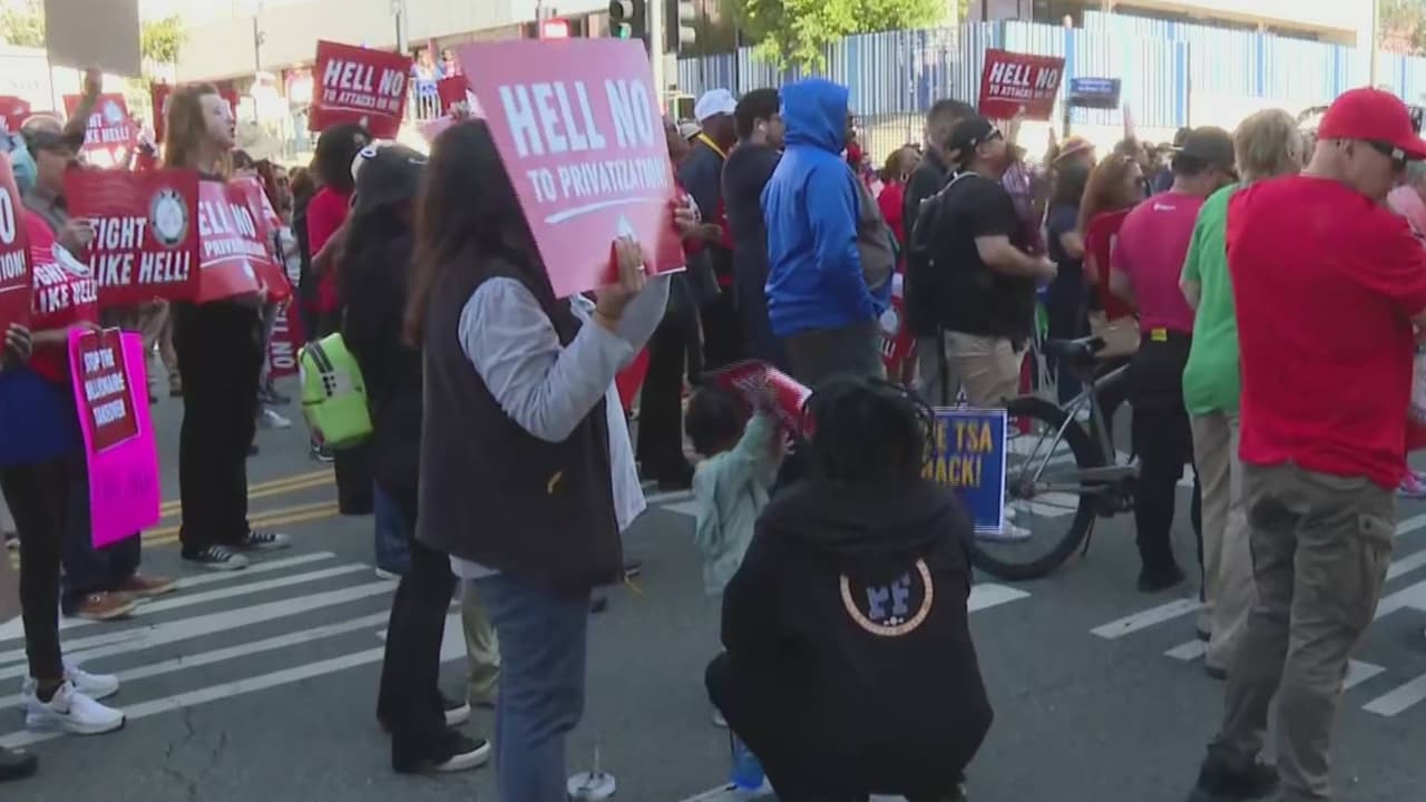 Un día después, decenas de personas regresaron al edificio federal en Los Ángeles para exigir que la administración del 
<b>Servicio Postal de Estados Unidos</b> no se ponga 
<b>en manos de una corporación privada</b>.