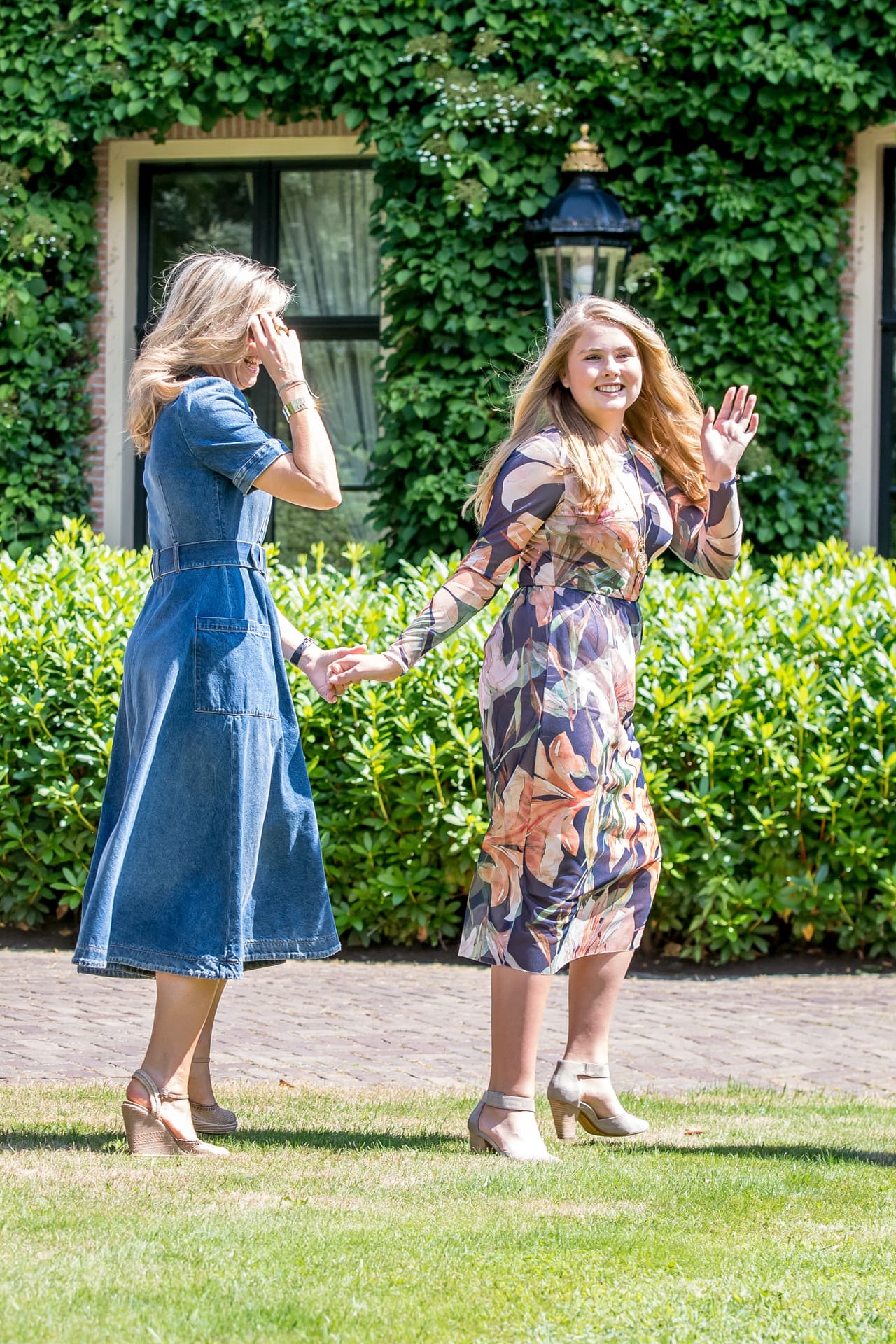 También Catharina-Amalia, quien será reina, volvió a sonreír. Algún día ella asumirá el trono de Orange, siguiendo la tradición de su tatarabuela (la reina Wilhelmina), su bisabuela (la reina Juliana) y su abuela (la reina Beatriz). Solo ha habido un hombre monarca en Holanda en los últimos 100 años: su padre, Willem-Alexander.
