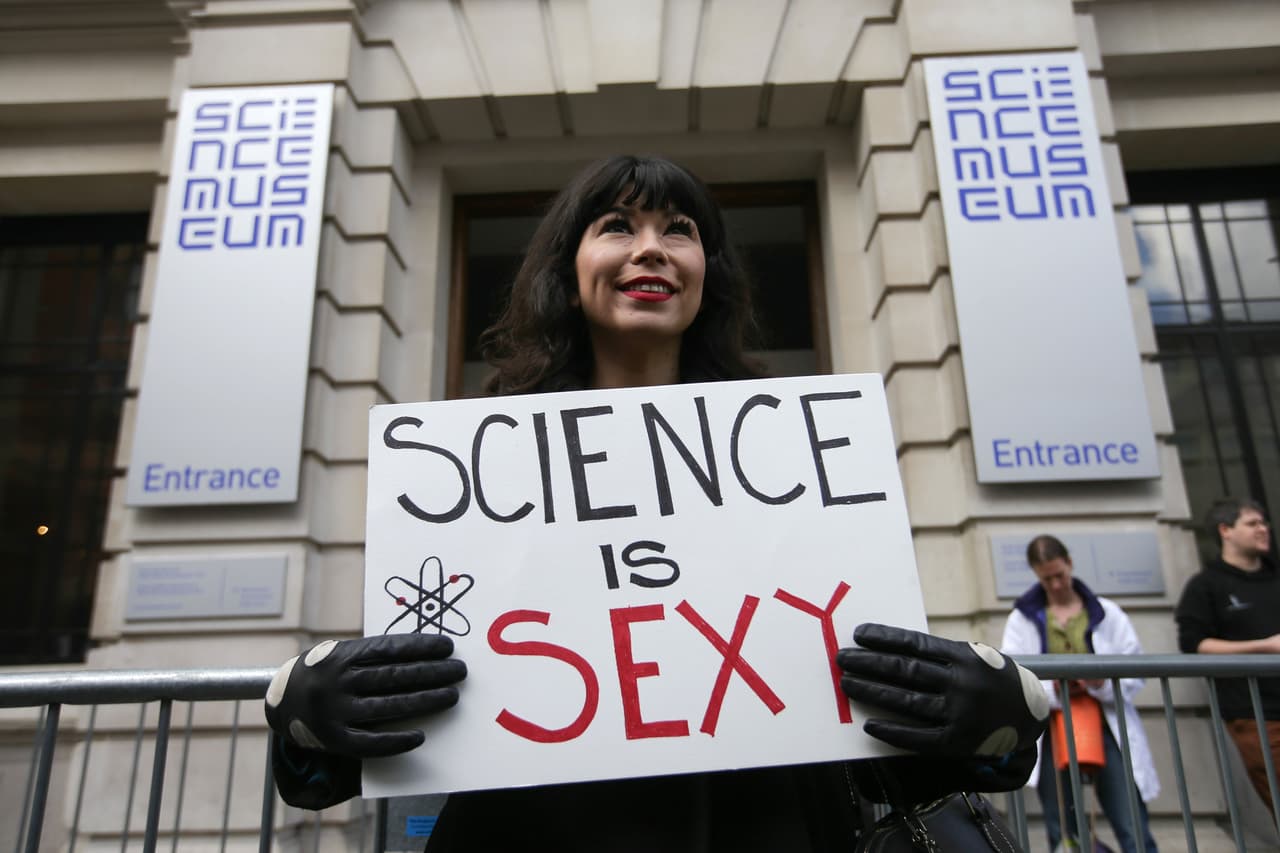 <b>Londres, Reino Unido.</b> “La ciencia es sexy” se lee en el cartel de una manifestante frente al museo de ciencias de la ciudad.
<br>