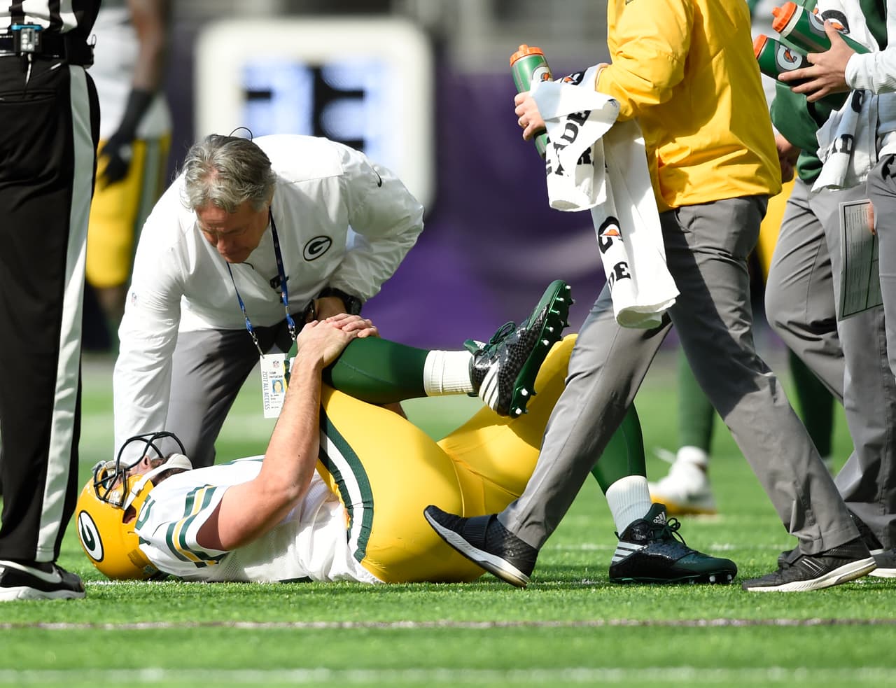 La jugada que marcará la campaña de Green Bay ocurrió en el primer cuarto. Rodgers salió lesionado por una captura del linebacker Anthony Barr. El QB sufrió fractura de clavícula y posiblemente se perderá el resto de la temporada.
