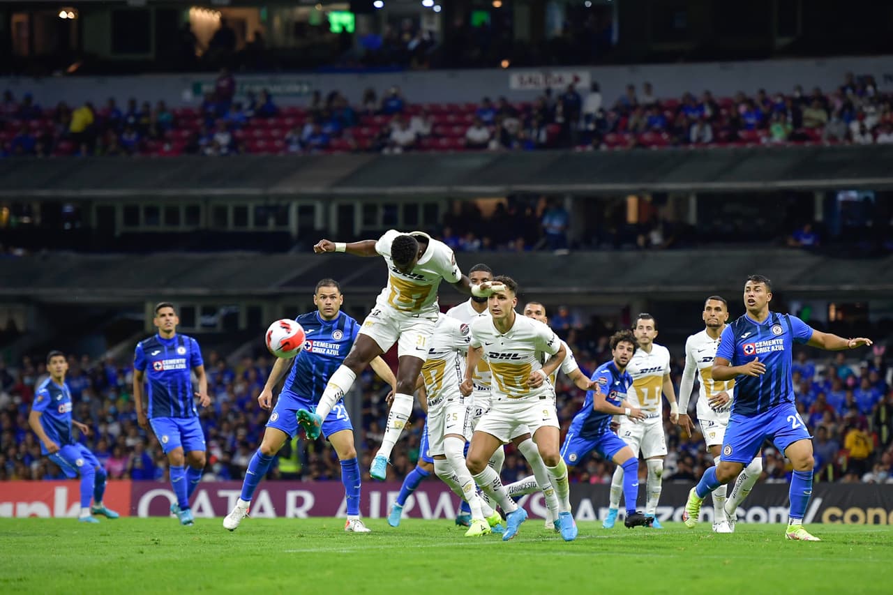 La segunda parte inició, increíblemente, con el 0-0 en la pizarra, pero el ritmo del partido no cambió: ida y vuelta de Pumas y Cruz Azul, a quien el tiempo se le consumía.