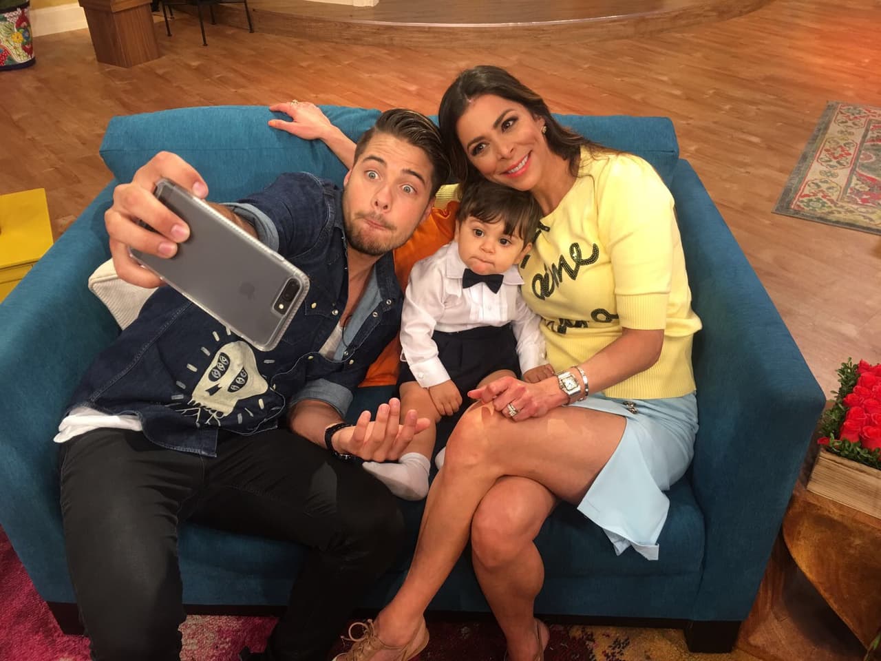 Y sorprendimos a William tomándose una 'selfie' con el festejado y su orgullosa mamá.