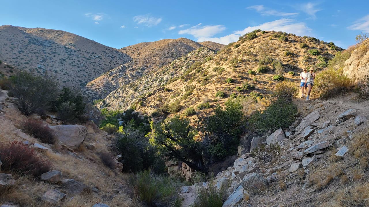 Solo puedes llegar hasta allí caminando sin sombra durante el sendero.