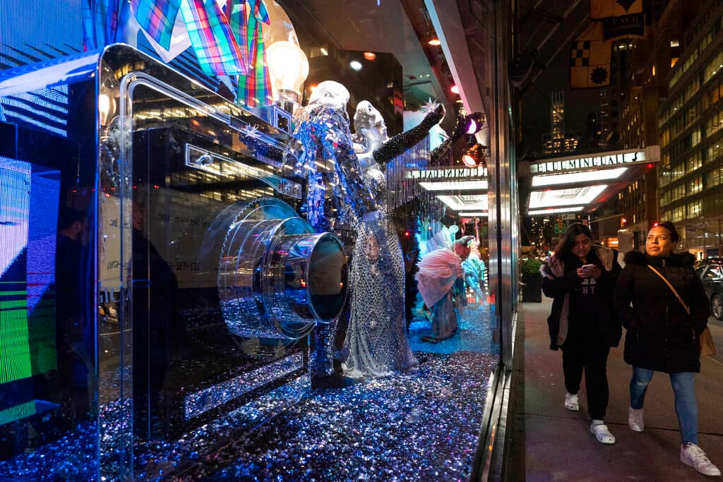 La muestra navideña de Bloomingdale's llevan el lema de "dar regalos" y "crear recuerdos", por eso sus escaparates incluyen una cámara de fotos gigante.