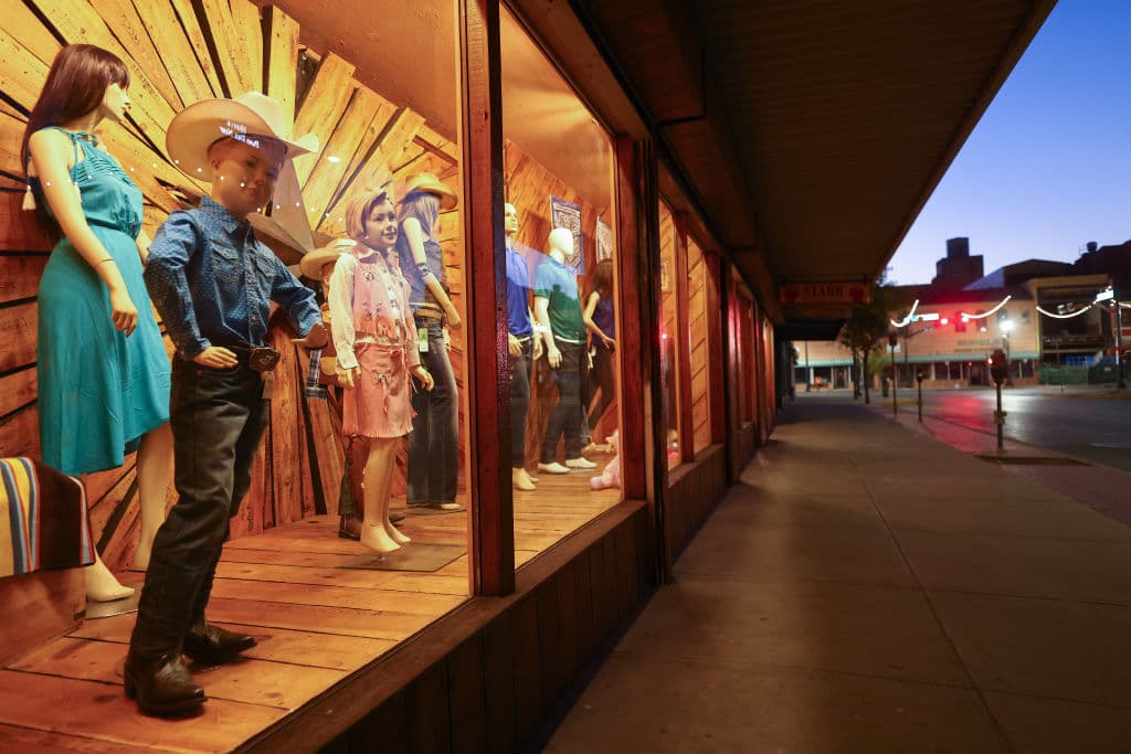 Un escaparate en El Paso, Texas, que aunque tiene un 2.5% del total de la población del estado, suma el 5% del total de los casos. Los contagios siguen aumentando en todo el estado. El promedio de los últimos siete días, de acuerdo con CDC, sigue por encima de los 10,000 diarios: el triple de lo registrado en octubre.