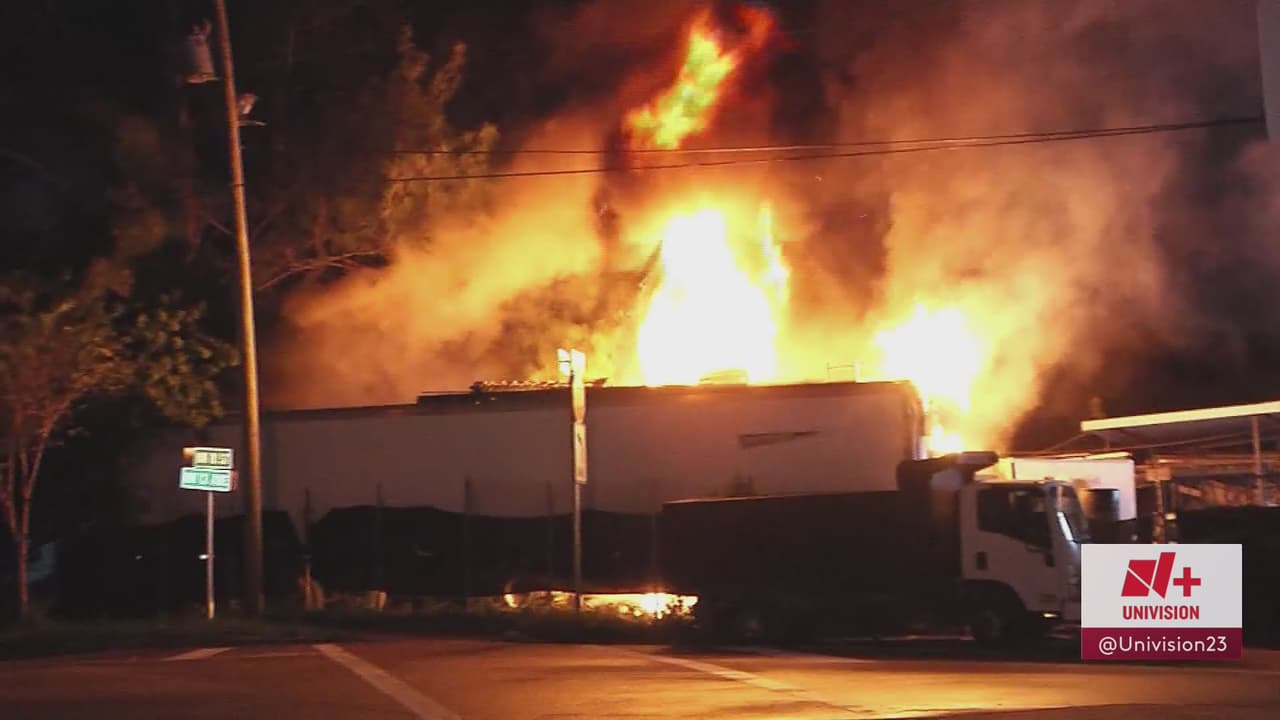 Una casa móvil y un camión destruidos tras incendio en un negocio de chatarras en Miami-Dade