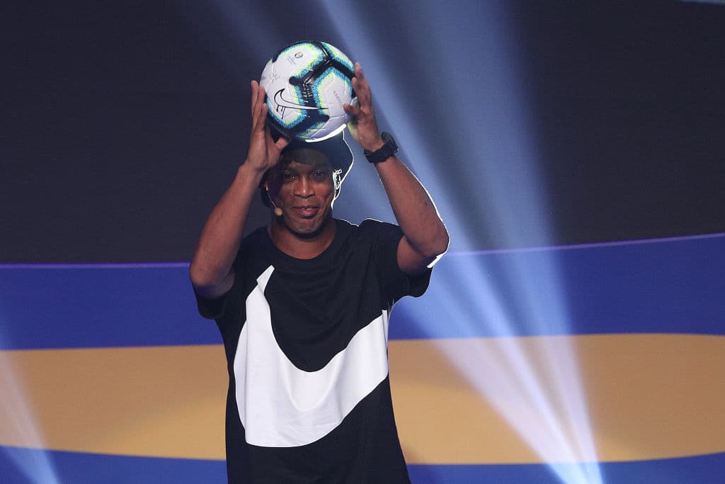 Presentando el balón oficial con el que se disputarán los cotejos de la Copa apareció el carismático y leyenda viviente del balompié brasileño, Ronaldinho Gaucho.