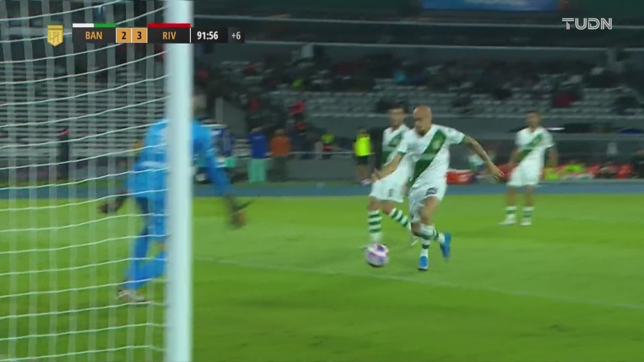 ¡Banfield vive! Bizans acorta 2-3 sobre River al minuto 92