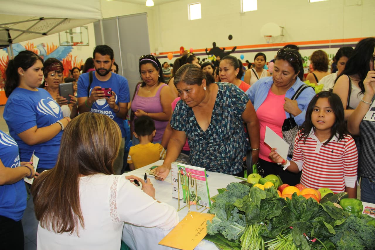 Unas 300 personas asistieron a la feria “Camino a la Salud’, donde se hicieron exámenes gratis, bailaron Zumba y conocieron a la carismática Cecilia Ramírez Harris de Primer Impacto.