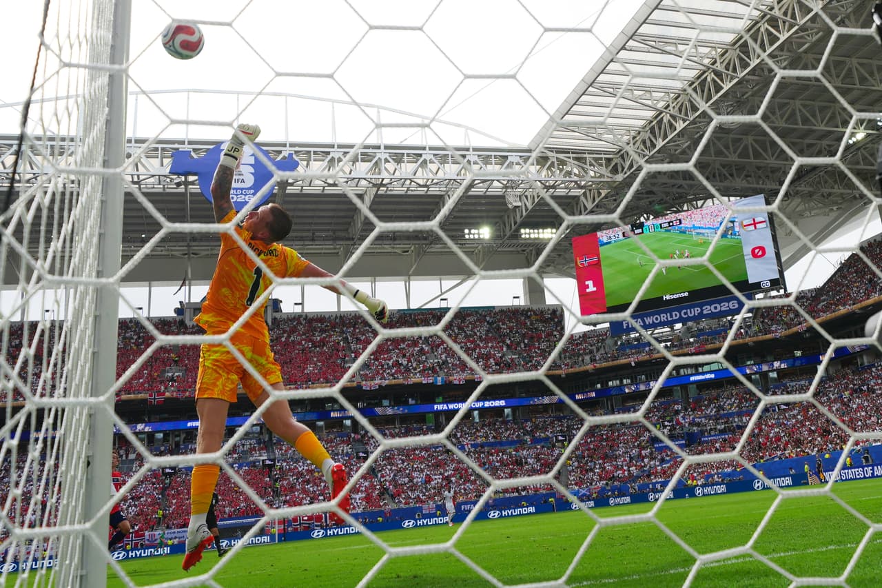 El portero de Inglaterra, Jordan Pickford (1), mira hacia atrás mientras un disparo pasa por encima de la portería durante el partido de cuartos de final de la Copa Mundial de Fútbol entre Noruega e Inglaterra en Miami Gardens, Florida, el sábado 11 de julio de 2026.