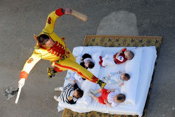 Por lo que se necesita que el Colacho, la representación del demonio en persona, salte sobre los niños para borrar su mal.