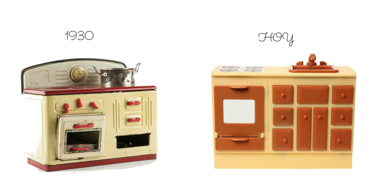 Las cocinas de juguete, una fiel reproducción de las reales, fueron regalos populares en 1950, cuando la publicidad propagó que la cocina era el reino de las amas de casa. En esta década se convirtieron en un medio para reforzar en las niñas roles de género e introducirlas en la cultura del consumismo.