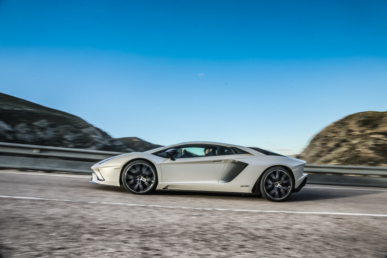 Este Lamborghini Aventador S, presentado a finales de 2016, 
<b>cuenta con mejoras aerodinámicas respecto a la generación anterior.</b> Su frente, completamente nuevo, incluye un splitter que redirige el flujo de aire hacia el motor y radiador.