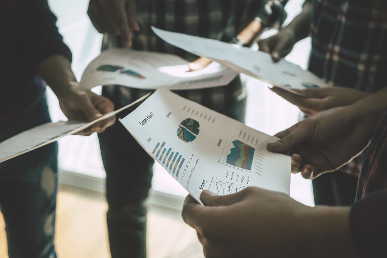 Los estadísticos cumplen una función similar a los actuarios pero en otro tipo de empresas. Analizan datos y proyectan las ventas futuras, las ganancias y los obstáculos al crecimiento. Los empleos para los expertos en la interpretación de datos tendrán un incremento de 30% para 2030.