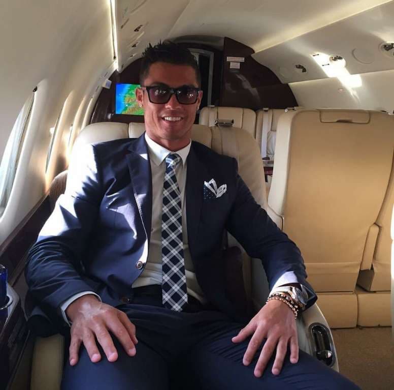 Cristiano pagó $24.93 millones de dólares por el jet G200 y parece que lo disfruta mucho. Cada dólar ha valido la pena.