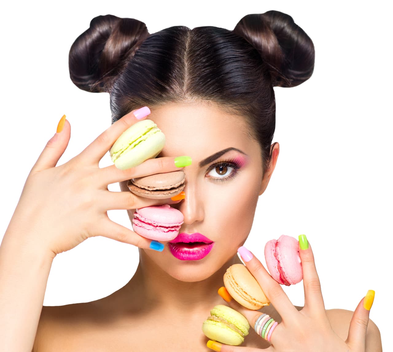 También podría intentar el estilo princesa Leia. Inspírate en la princesa de 'La Guerra de las Galaxias' para peinarte. Solo debes de dividir el pelo con una raya en medio, hacer dos coletas y enrollarlas.