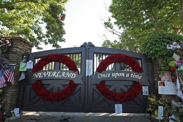 Y esto se puso de manifiesto luego de su “aparición” en su rancho Neverland durante la transmisión del programa de televisión de Larry King. Mientras el equipo grababa imágenes de la residencia, la sombra de lo que se cree era Michael se dejó ver pasando por uno de los pasillos.