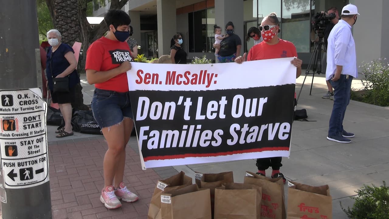 Desempleados exigen a la senadora Martha McSally que vote a favor de la ley Heroes