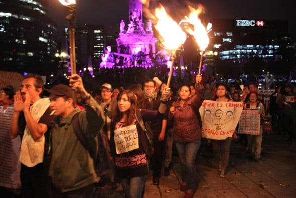 Cayó la noche y los jóvenes seguían manifestándose.(Crédito: Roberto Bustamante)