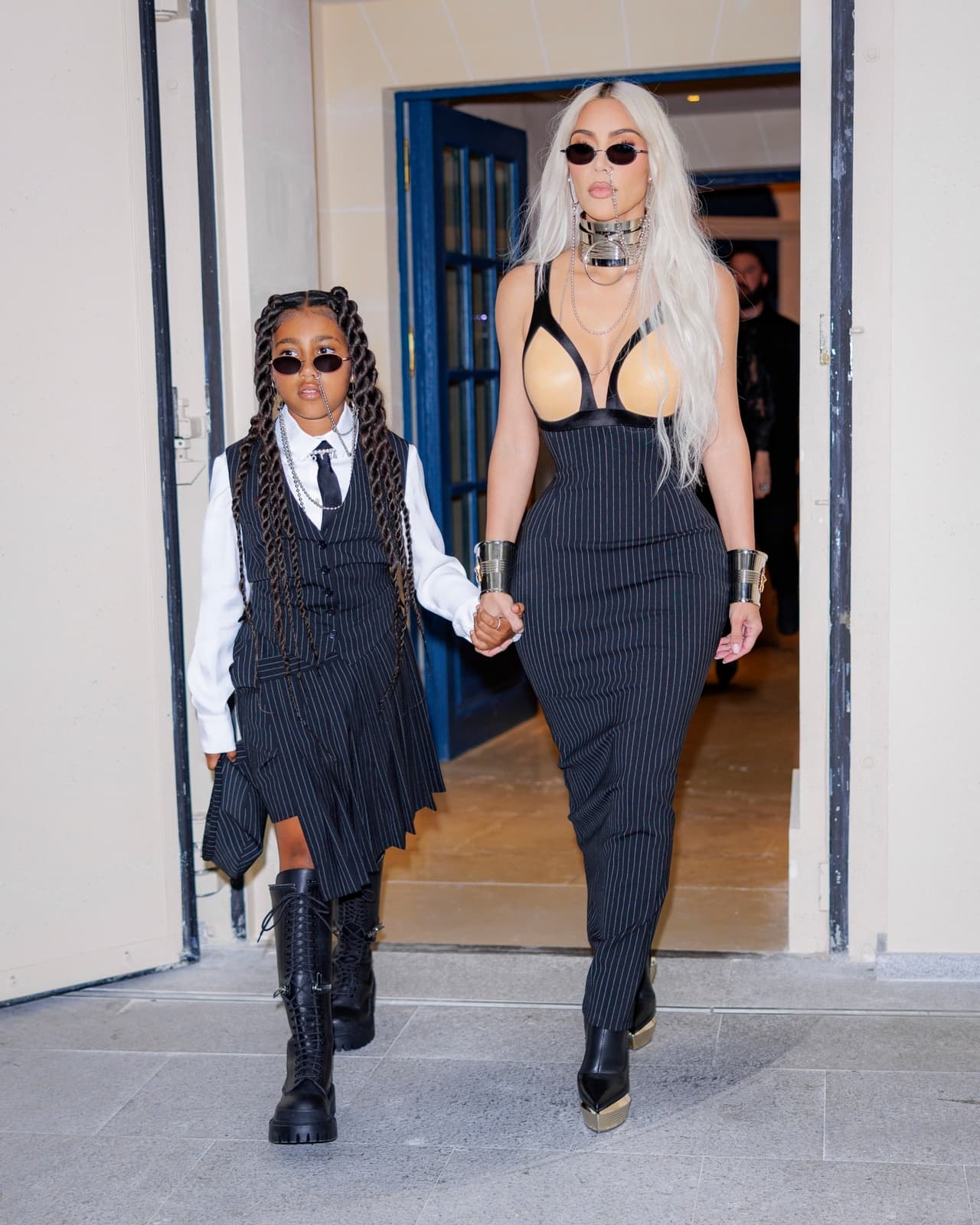 En julio, durante la Semana de la Alta Costura en París, ella dio muestra, con prendas de siluetas de gran tamaño y detalles vanguardistas, de que puede marcar tendencia. 
<br>