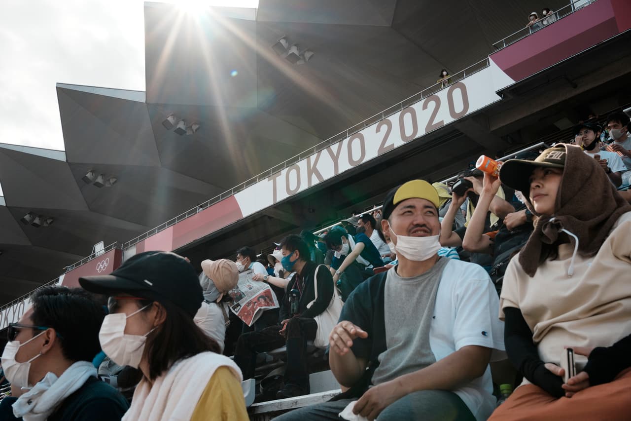 Espectadores en el Fuji International Speedway durante la carrera de ciclismo masculino en los Juegos Olímpicos. Solo un número limitado de arenas permite un 50% de aforo durante las competiciones, debido a la pandemia del
<a href="https://www.univision.com/temas/coronavirus">coronavirus</a>.