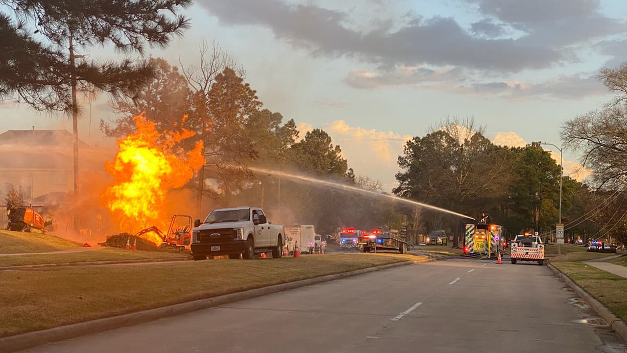 Trabajadores de la compañía de gas tuvieron problemas al chocar con la línea de alta presión provocando la explosión.
<br>