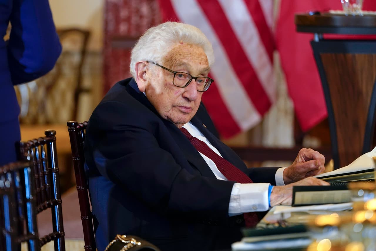 Nacido en Alemania el 27 de mayo de 1923, Kissinger es conocido hoy por su papel crucial en la política exterior estadounidense de las décadas de 1960 y 1970, incluyendo los intentos de retirar a las tropas de Estados Unidos de Vietnam. La foto fue tomada en diciembre de 2022.