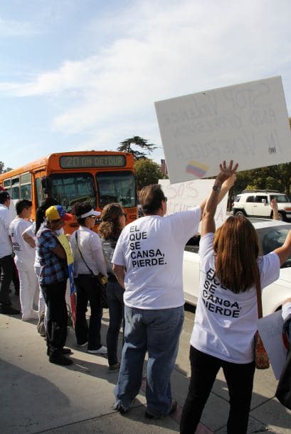 Pese a las distancias y tráfico característico de Los Ángeles, cientos de Venezolanos se unieron a la campaña mundial #SOSVenezuela para apoyar a todo el pueblo venezolano tras 10 días de protestas continuas en dicho país. A la manifestación se unieron guatemaltecos, peruanos, brasileños, libaneses, americanos y muchas otras nacionalidades que hacen vida en la Cosmopolita ciudad del oeste del país. Consignas, cantos y la familiaridad característica venezolana recibieron apoyo de los transeúntes en los alrededores del edificio Federal ubicado en la avenida Wilshire.