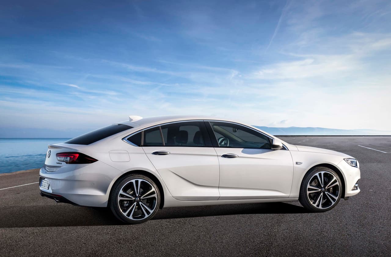 Una fuerte línea de carácter viaja por la parte superior de la carrocería, desde la puerta delantera hasta casi el final del guardafangos trasero, mientras que la característica línea en forma de palo de hockey de la primera generación regresa más fuerte, prominente y angulosa que antes.